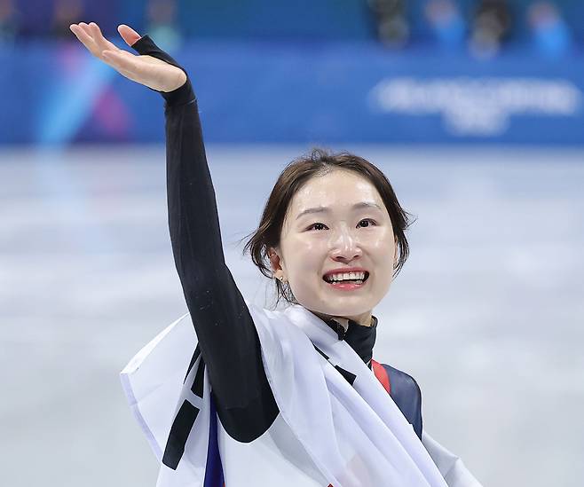 최민정이 지난 2월 밀라노ㆍ코르티나담페초 동계올림픽 쇼트트랙 여자 1500m 결승에서 은메달을 획득한 뒤 태극기를 들고 트랙을 돌고 있다. 연합뉴스