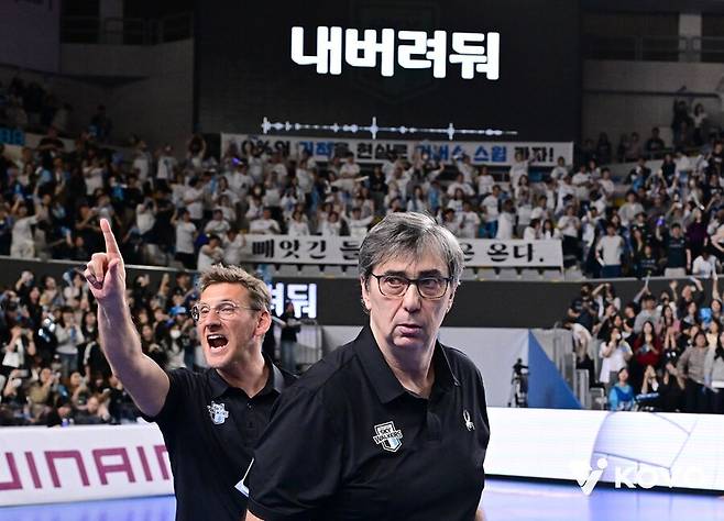 ▲ 현대캐피탈 필립 블랑 감독. 한국배구연맹은 9일 연맹의 비디오 판독 및 사후판독 결과에도 계속해서 비판의 발언을 쏟아내고 있는 블랑 감독을 향해 유감을 표명했다. 부적절한 언행을 즉시 멈출 것을 요청했다. ⓒKOVO