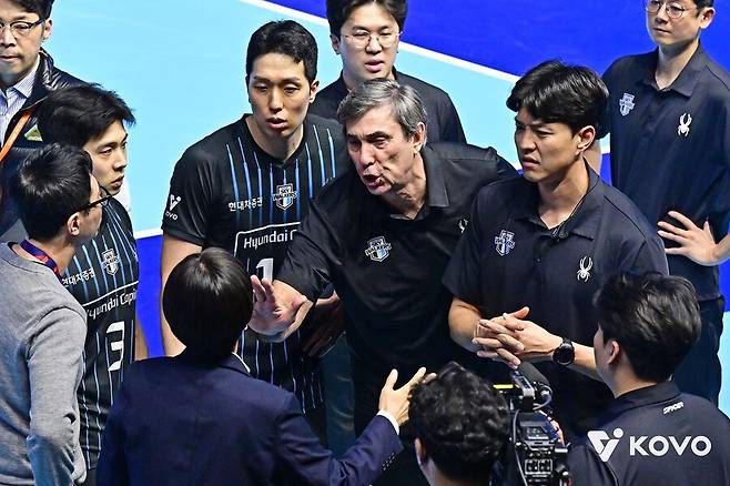 ▲ 비디오 판독 결과에 항의하는 필립 블랑 감독(가운데)과 현대캐피탈. 한국배구연맹은 9일 연맹의 비디오 판독 및 사후판독 결과에도 계속해서 비판의 발언을 쏟아내고 있는 블랑 감독을 향해 유감을 표명했다. 부적절한 언행을 즉시 멈출 것을 요청했다. ⓒKOVO