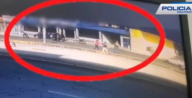 에콰도르 국가대표 출신 축구선수 크리스티안 라라가 무장 강도 현장에서 체포되는 모습. /사진=더선 갈무리