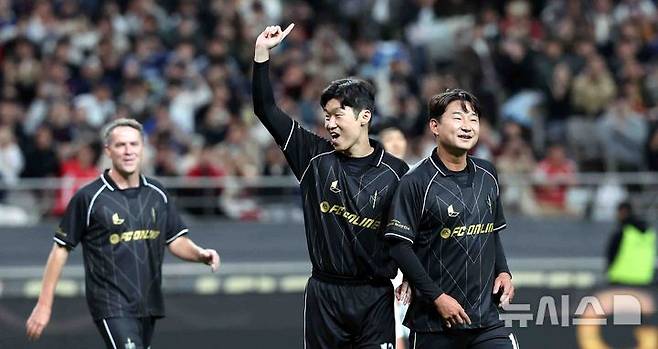 기뻐하는 박지성(가운데). /사진=뉴시스