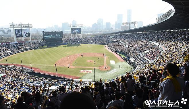 KBO가 정부의 5월 1일 노동절 공휴일 지정에 발맞춰 올해 노동절 경기 개시시간을 기존 18시30분에서 17시로 앞당겼다. 사진 엑스포츠뉴스 DB