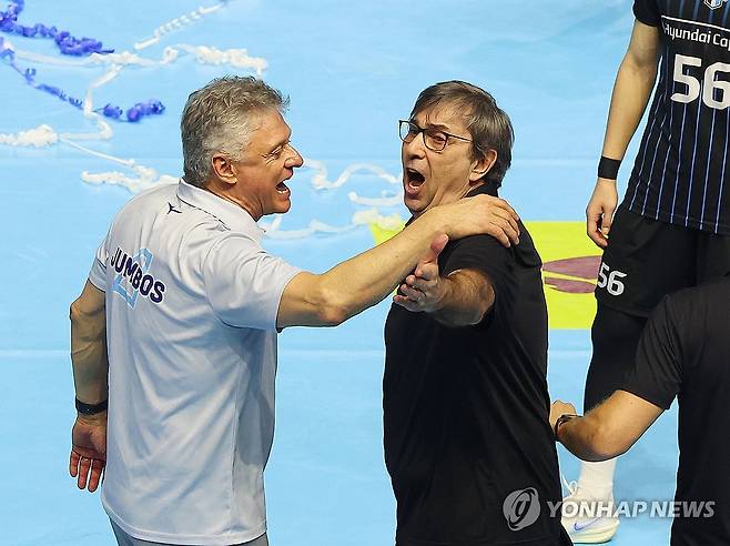 경기 종료 후 비디오 판독 항의하는 현대캐피탈 블랑 감독 (인천=연합뉴스) 임순석 기자 = 4일 인천 계양체육관에서 열린 프로배구 2025-2026 V리그 남자부 챔피언결정전 대한항공과 현대캐피탈 2차전 경기. 3-2로 패한 현대캐피탈 필립 블랑 감독(오른쪽)이 경기 종료 후 비디오 판독과 관련해 심판진에게 항의하고 있다. 2026.4.4 soonseok02@yna.co.kr