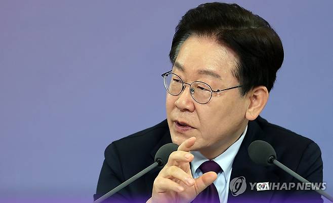 이재명 대통령, 국민경제자문회의 발언 (서울=연합뉴스) 김도훈 기자 = 이재명 대통령이 9일 청와대에서 열린 국민경제자문회의 제1차 전체 회의에서 발언하고 있다. 2026.4.9 superdoo82@yna.co.kr