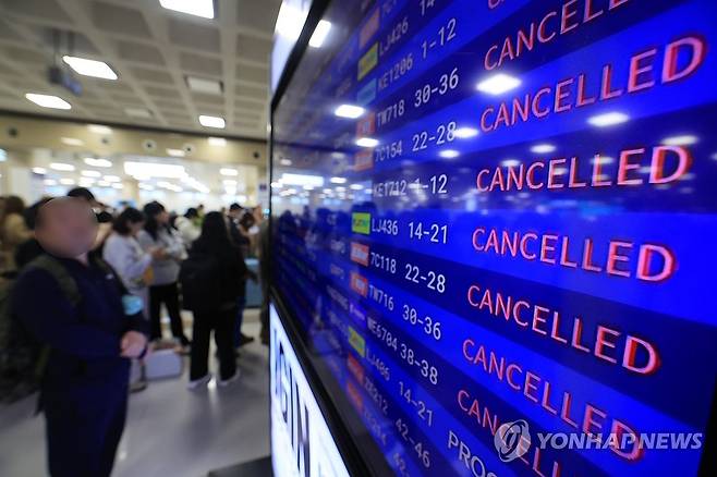 제주공항 무더기 결항·지연 (제주=연합뉴스) 박지호 기자 = 9일 제주에 강풍을 동반한 많은 비가 내리면서 제주와 다른 지역을 오가는 항공기 운항에 차질이 발생하고 있다.
이날 오전 제주공항의 출발 안내 전광판이 결항과 지연을 알리고 있다. 2026.4.9 jihopark@yna.co.kr