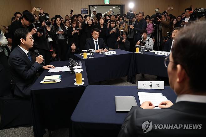 배경훈 부총리 겸 과학기술정보통신부 장관 발언 (서울=연합뉴스) 박동주 기자 = 9일 서울 강남구 한국과학기술회관에서 열린 '부총리 겸 과학기술정보통신부 장관-통신사 CEO 간담회'에서 배경훈 부총리 겸 과학기술정보통신부 장관이 발언하고 있다. 2026.4.9 pdj6635@yna.co.kr