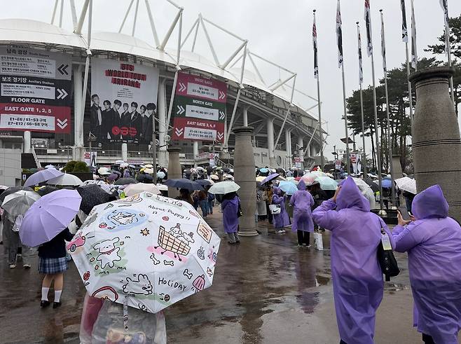 그룹 방탄소년단(BTS) 콘서트를 찾은 팬들 (고양=연합뉴스) 김선우 기자 = 그룹 방탄소년단(BTS) 팬들이 9일 경기도 고양시 고양종합운동장에서 열리는 새 월드투어 '아리랑' 공연을 앞두고 공연장으로 향하고 있다. 2026.4.9 sunwoo@yna.co.kr