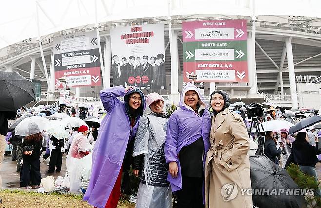 BTS 월드투어 '아리랑' 첫 공연 팬들 (고양=연합뉴스) 김병만 기자 = 9일 오후 경기도 일산 고양종합운동장 주경기장에서 BTS 월드투어 '아리랑' 첫 공연을 보러 인도네시아에서 온 팬들이 기념 촬영하고 있다. 2026.4.9 kimb01@yna.co.kr