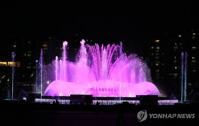BTS곡에 맞춰 춤추는 보랏빛 분수쇼 (고양=연합뉴스) 김병만 기자 = 4일 밤 경기도 고양 일산호수공원 노래하는 분수대에서 BTS 대표곡에 맞춰 화려한 분수쇼가 열리고 있다. 2026.4.5 kimb01@yna.co.kr
