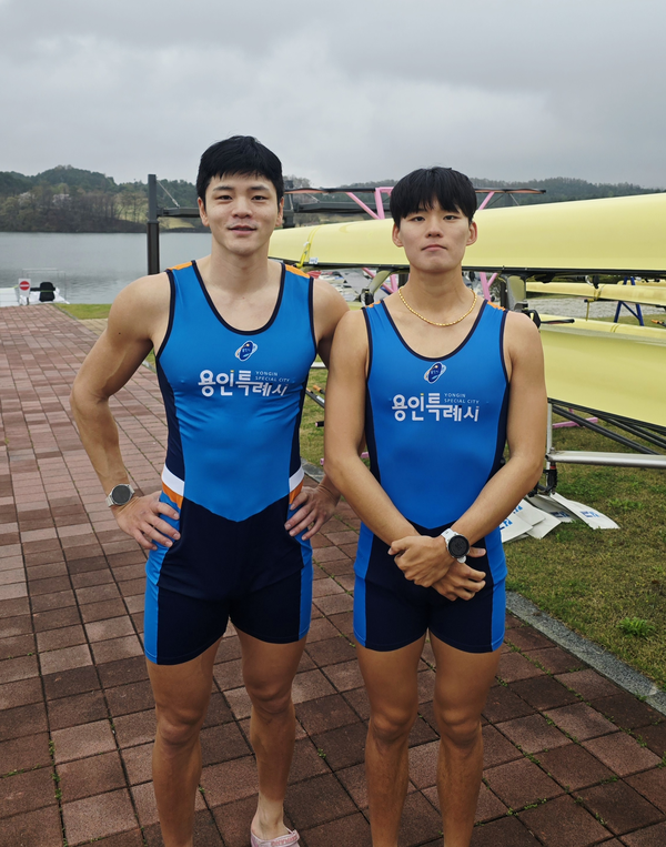10일 충북 충주시 탄금호 국제조정경기장에서 열린 2026년 국가대표 선발전에서 조정 국가대표로 선발된 용인시청 조정팀 소속 강우규(왼쪽)와 이종희./경기도조정협회 제공