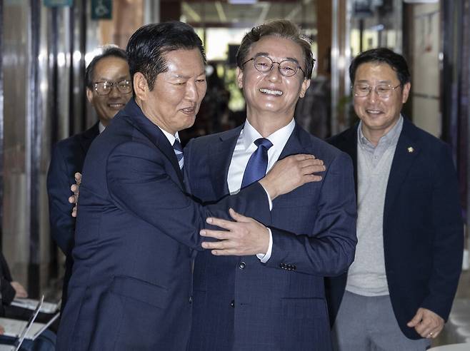 ▲ 6·3 지방선거 더불어민주당 부산시장 후보로 확정된 전재수 의원이 10일 국회에서 당 대표실 복도로 마중나온 정청래 대표와 만나 포옹하고 있다. /연합뉴스