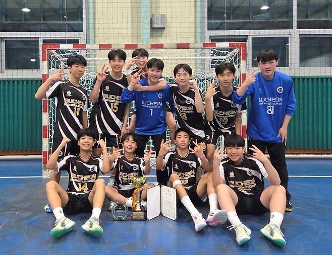 제55회 전국소년체육대회 핸드볼 남자 15세 이하부 경기도 대표 선발전에서 우승을 차지한 부천남중 선수들이 기념사진을 촬영하고 있다.