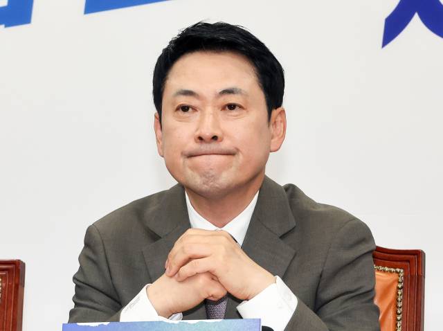 국민의힘 장동혁 대표가 10일 국회에서 열린 긴급최고위원회의에서 잠시 생각에 잠겨 있다. 연합뉴스