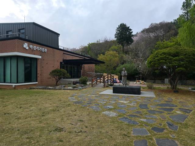 박경리 기념관 전경. 2010년 바다가 내려 보이는 통영시 산양읍 언덕에 개관했다./통영시/