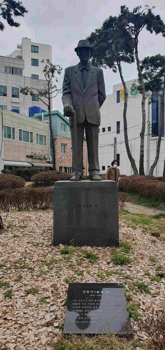 꽃의 시인 김춘수 동상./통영시/