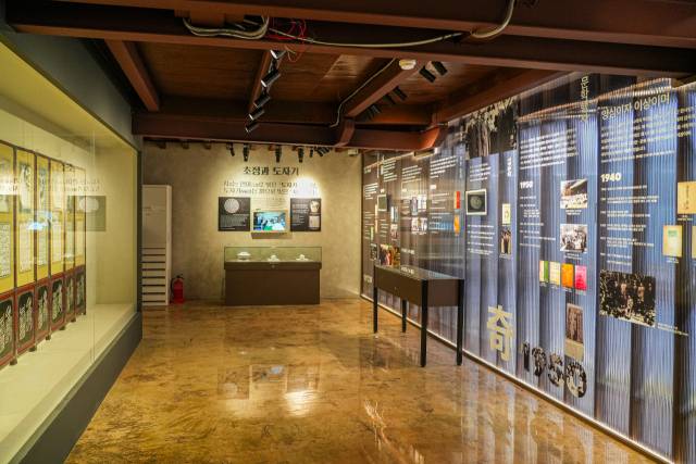 김상옥 기념관 실내 모습. 김상옥 시인의 유품과 작품을 만날 수 있다./통영시/