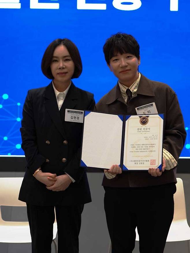 (왼쪽부터)김현경 협회장, 도티(샌드박스네트워크 제공)