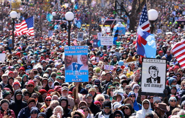 "No Kings"를 외치는 미국 시민들의 거리 시위. 권력은 위로부터만 구성되지 않는다. 이 장면은 미국이 무엇을 잃고 있는지를 보여주는 동시에, 아직 완전히 잃지 않은 것을 상징한다.