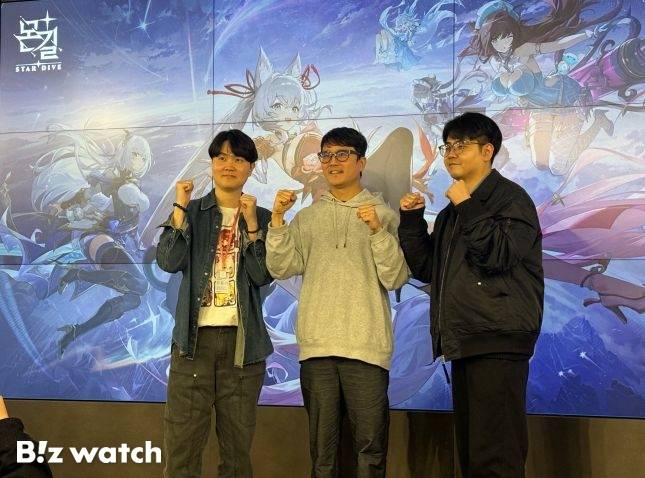 강동기 넷마블 사업부장, 김건 넷마블몬스터 대표, 이다행 넷마블 사업본부장이 지난 9일 서울 구로구 넷마블 사옥에서 진행된 '몬길: 스타 다이브' 론칭 인터뷰에 참석해 기념사진을 촬영하고 있다./사진=비즈워치