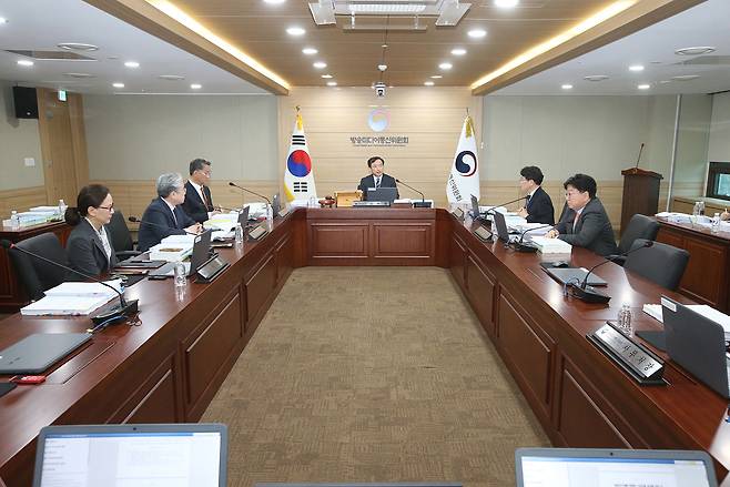 김종철 방송미디어통신위원회 위원장(가운데)이 10일 정부과천청사에서 2026년 제1차 전체회의를 진행하고 있다./사진=방미통위