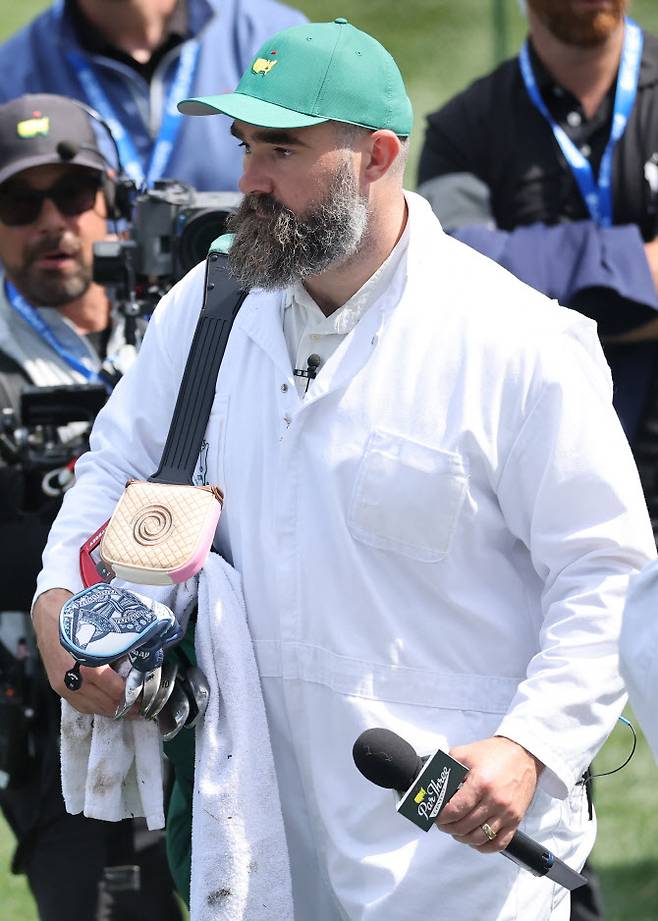 전 미국프로풋볼(NFL) 선수였던 제이슨 켈시는 마스터스 파3 콘테스트에 악샤이 바티아의 캐디로 나섰다. (사진=AFPBBNews)