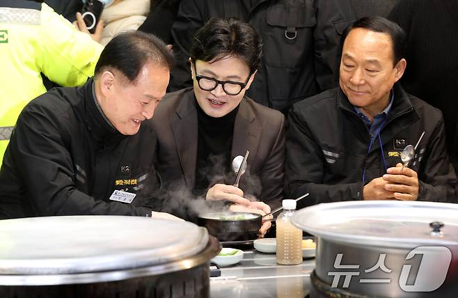 한동훈 전 국민의힘 대표가 지난 3월 7일 오후 부산 북구 구포시장 한 식당을 찾아 돼지국밥을 먹고 있다. 2026.3.7 ⓒ 뉴스1 윤일지 기자