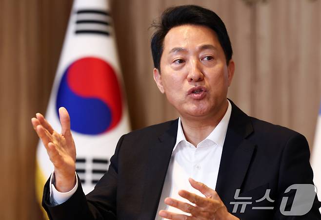 오세훈 서울시장이 9일 오후 서울 중구 서울시청에서 뉴스1과 인터뷰하고 있다. ⓒ 뉴스1 최지환 기자