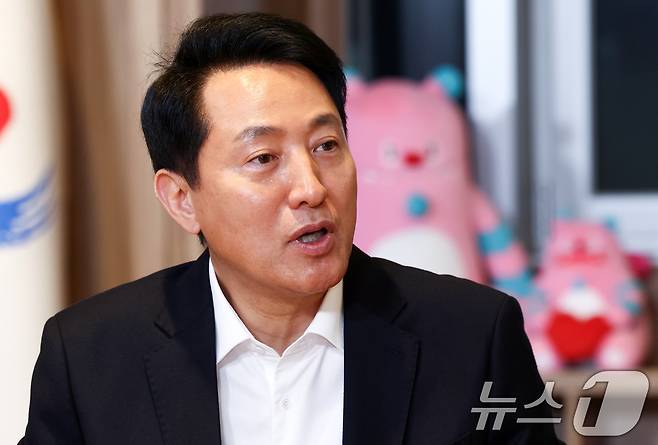 오세훈 서울시장이 9일 오후 서울 중구 서울시청에서 뉴스1과 인터뷰하고 있다. ⓒ 뉴스1 최지환 기자