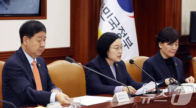 한성숙 중소벤처기업부 장관이 3일 오전 서울 종로구 세종대로 정부서울청사에서 열린 비상경제본부회의 겸 경제관계장관회의에서 발언을 하고 있다 2026.4.3 ⓒ 뉴스1 김명섭 기자