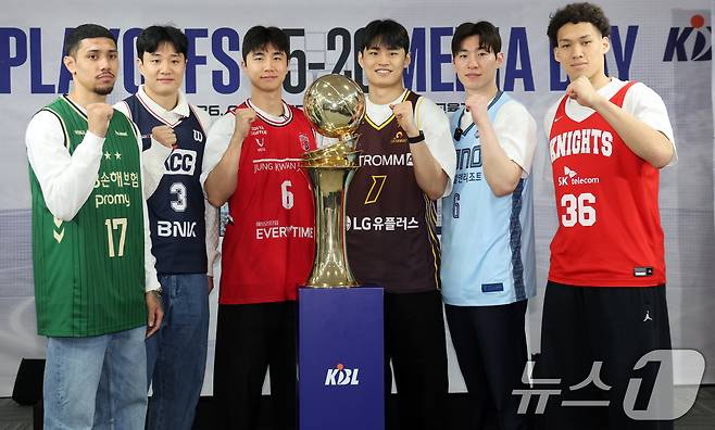 10일 서울 강남구 KBL센터에서 열린 '2025-2026 LG전자 프로농구 플레이오프 미디어데이'에서 6강 플레이오프에 진출한 선수들이 우승 트로피를 두고 기념촬영을 하고 있다. 2026.4.10 ⓒ 뉴스1 황기선 기자