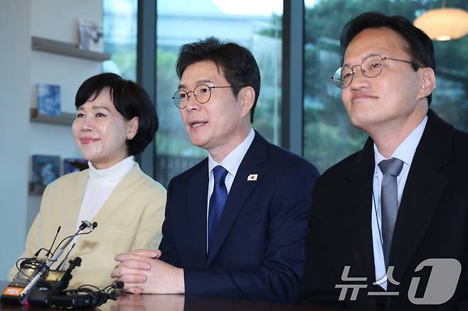 6.3 지방선거 더불어민주당 서울시장 후보로 선출된 정원오 전 성동구청장이 10일 서울 여의도 국회 강변서재에서 함께 경쟁했던 박주민, 전현희 의원과 만나 대화하고 있다. 2026.4.10 ⓒ 뉴스1 신웅수 기자