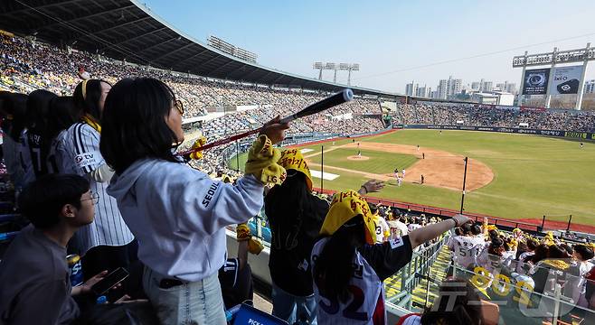 KBO리그 경기를 관전하는 야구팬들. 2026.3.28 ⓒ 뉴스1 김진환 기자