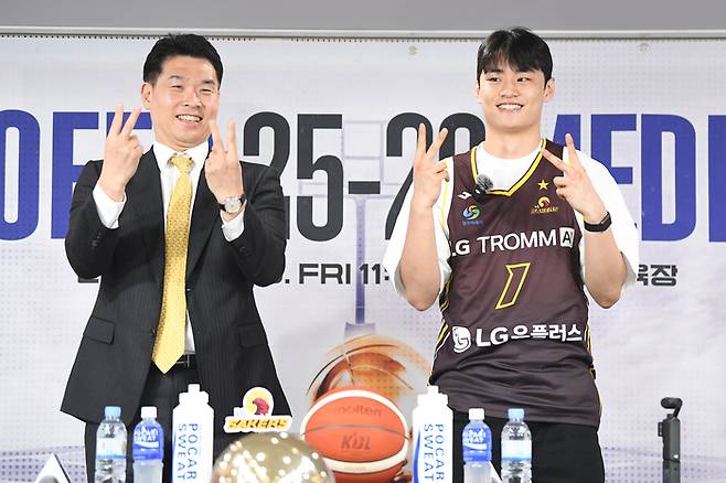 LG 조상현 감독(왼쪽)과 유기상이 10일 KBL센터에서 열린 2025~2026 LG전자 프로농구 플레이오프 미디어데이에서 세리머니를 하고 있다. 사진 | KBL