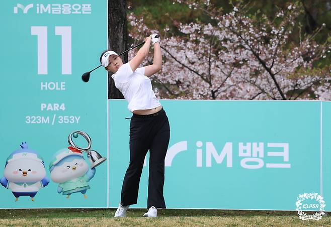 김민솔이 10일 열린 KLPGA 투어 iM금융오픈 2라운드 11번 홀에서 티샷을 하고 있다. 사진 | KLPGA