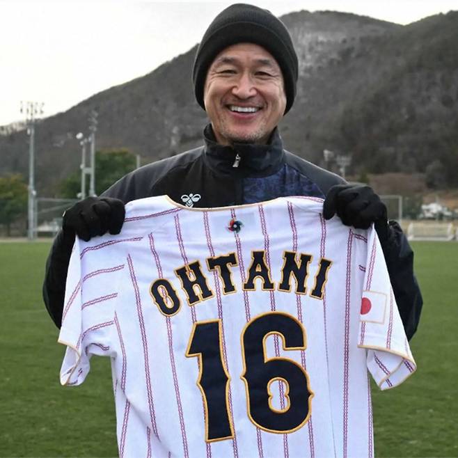 오타니 유니폼을 들고 있는 미우라 가즈요시. 사진 | 스포니치아넥스 홈페이지