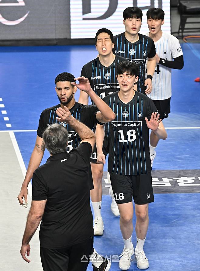 현대캐피탈 선수들이 8일 천안 유관순체육관에서 열린 2025-2026 V리그 남자부 대한항공과의 챔피언결정전 4차전에서 세트 스코어 3-0으로 승리하며 2승 2패 동률을 만든 뒤 필립 블랑 감독과 하이파이브를 하고 있다. 2026. 4. 8. 천안 | 박진업 기자 upandup@sportsseoul.com