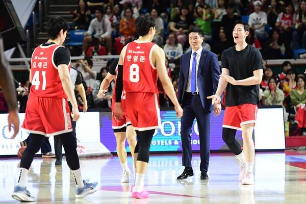 서울 SK 전희철 감독과 선수들. /사진=KBL