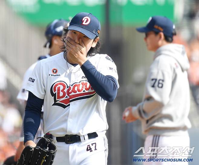 4일 잠실야구장에서 열린 KBO리그 두산과 한화의 경기. 5회초 2사 만루. 강판 당하는 두산 선발 곽빈. 잠실=송정헌 기자songs@sportschosun.com/2026.04.04/