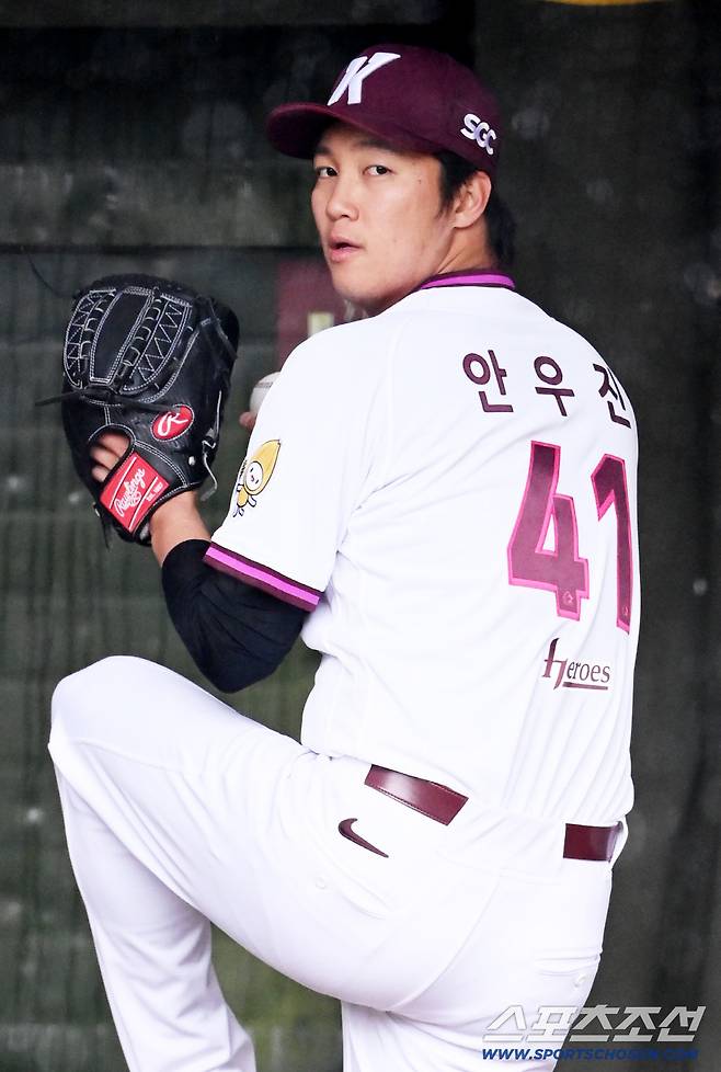 9일 고양히어로즈파크에서 열릴 예정이던 고양과 한화의 퓨쳐스리그 경기가 우천으로 취소됐다. 이날 경기 선발 등판 예정이던 안우진이 불펜피칭을 소화했다. 불펜에서 힘차게 공을 던지는 안우진의 모습. 고양=허상욱 기자wook@sportschosun.com