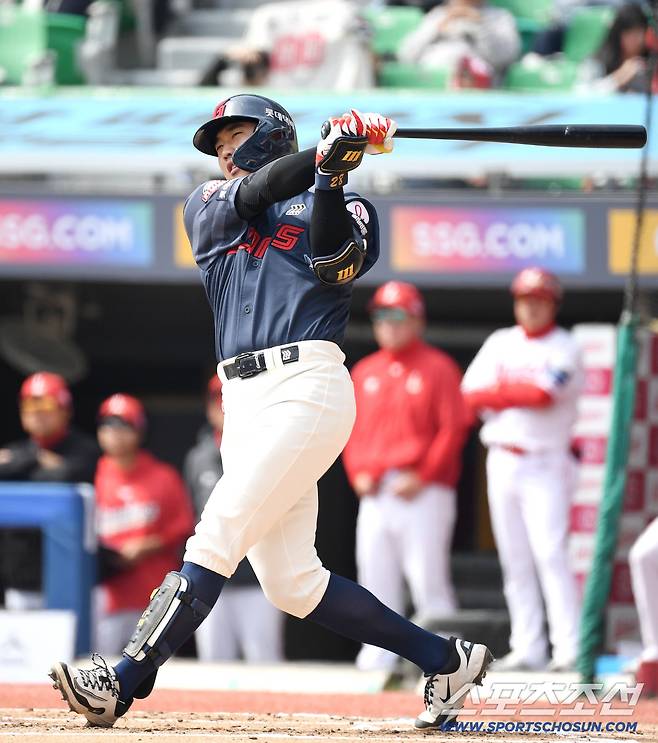 23일 인천 SSG랜더스필드에서 열린 KBO리그 시범경기 롯데와 SSG의 경기. 타격하고 있는 롯데 손성빈. 인천=송정헌 기자songs@sportschosun.com