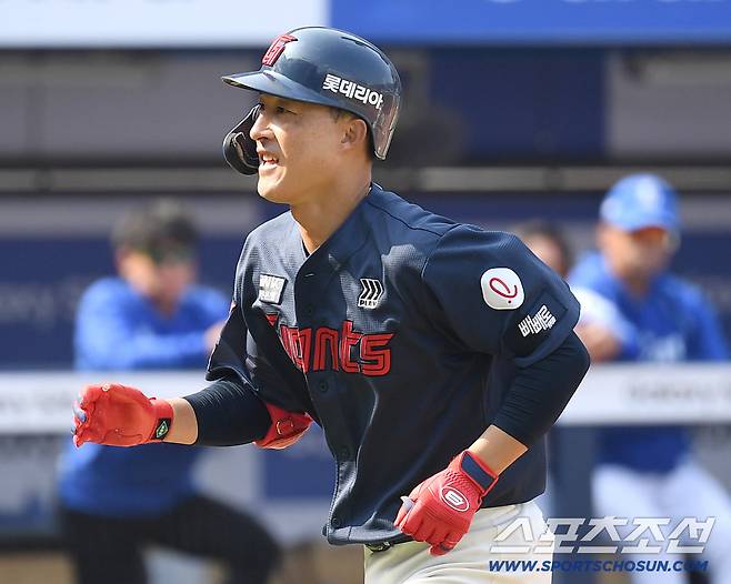 29일 대구 삼성라이온즈파크에서 열린 삼성과 롯데의 경기. 5회초 롯데 노진혁이 솔로홈런을 날렸다. 득점하는 노진혁. 대구=송정헌 기자songs@sportschosun.com