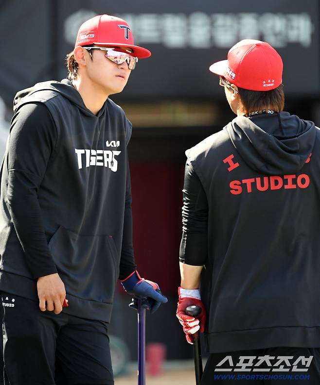 8일 광주 기아챔피언스필드에서 열린 KIA와 삼성의 경기. KIA 김도영, 김선빈이 대화를 나누고 있다. 광주=박재만 기자 pjm@sportschosun.com/2026.04.08/