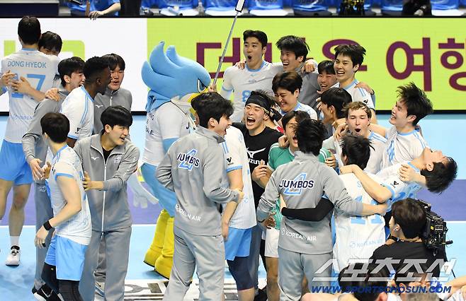 10일 인천 계양체육관에서 열린 배구 V리그 남자부 챔피언결정전 5차전. 대한항공이 현대캐피탈에 승리하며 통합우승을 달성했다. 우승이 확정되자 환호하는 대한항공 선수들. 인천=송정헌 기자songs@sportschosun.com/2026.04.10/
