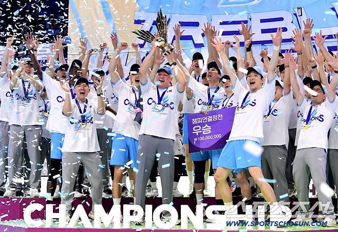 10일 인천 계양체육관에서 열린 배구 V리그 남자부 챔피언결정전 5차전. 대한항공이 현대캐피탈에 승리하며 통합우승을 달성했다. 우승트로피와 함께 우승의 기쁨을 나누고 있는 대한항공 선수들. 인천=송정헌 기자songs@sportschosun.com/2026.04.10/