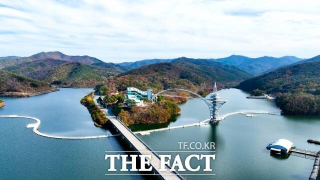 청양군 칠갑호에 건설된 '칠갑타워' 전경 /청양군