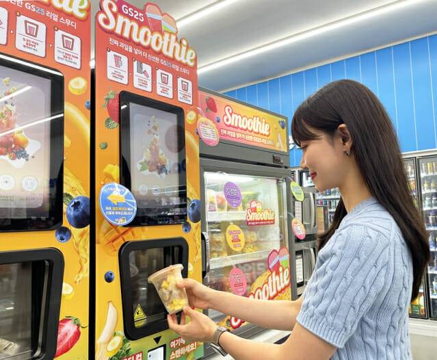 GS25에서 모델이 생과일 스무디 기기를 이용하고 있다. (제공=GS리테일)