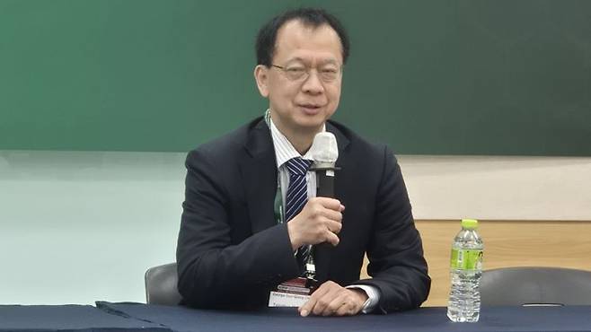 천궈치앙 중국 칭화대 교수가 10일 전남 여수 여수엑스포컨벤션센터에서 인터뷰 질문에 답변하고 있다. 박정연 기자