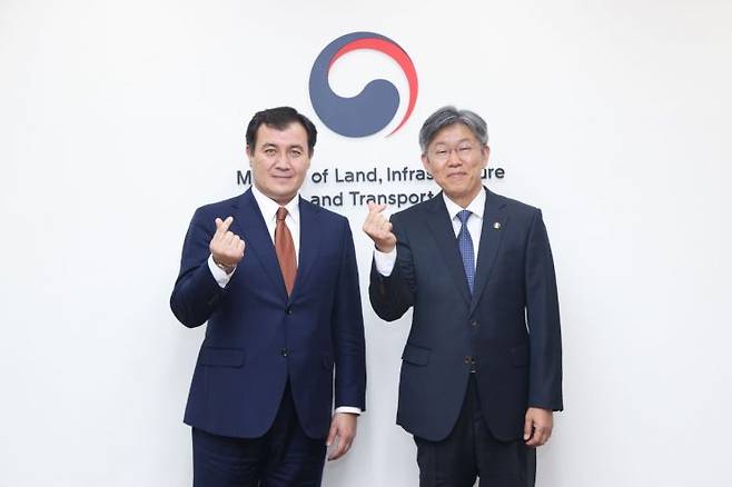 김이탁 국토교통부 1차관(오른쪽)이 10일 서울 모처에서 알리벡 바카예프 카자흐스탄 외교부 차관과 만나 도시개발 및 도심항공교통(UAM) 협력 방안을 논의한 뒤 기념촬영하고 있다. 국토교통부