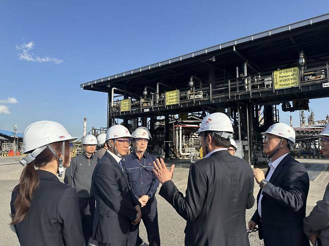 김용석 국토교통부 대도시권광역교통위원회 위원장이 10일 SK에너지 울산공장을 찾아 아스팔트 생산시설을 둘러보며 수급 현황을 점검하고 있다. 국토교통부