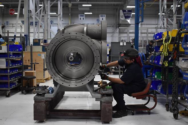 미국 노스캐롤라이나에 있는 캐리어의 공장에서 칠러가 생산되고 있는 모습. /캐리어